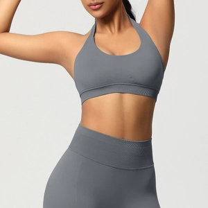 Détail du haut de sport dos nu gris foncé et legging côtelé pour le fitness et yoga