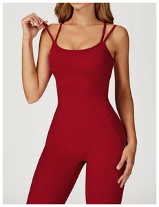 Détail du body de yoga rouge dos nu avec coutures amincissantes et bretelles croisées