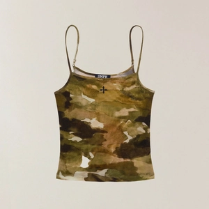 Slim fit camouflage sports tank top with ink-style print and cross embroidery