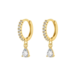 Détail boucles d'oreilles dorées avec pendentif zircon goutte et anneau serti pavé