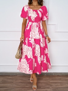 Détail de la robe maxi rose à fleurs avec manches bouffantes et corsage smocké élégant