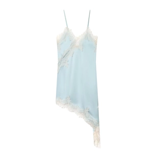 Détail de la robe en satin bleu clair avec dentelle blanche et ourlet asymétrique