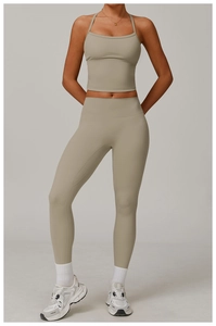Détail du legging de yoga taille haute et crop top en tissu de performance sauge