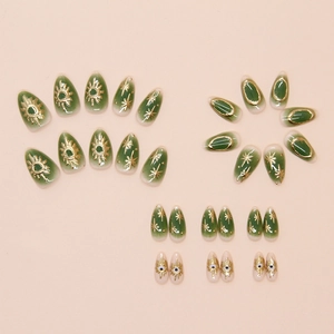 Faux ongles dégradé vert foncé avec motifs célestes dorés en relief 3D