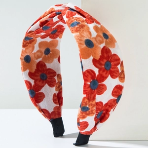 Détail d'un serre-tête floral torsadé avec texture de tissu et finition en ruban noir
