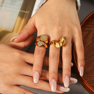 Set di tre anelli placcati in oro con zirconi e design a cuore e sigillo rotondo