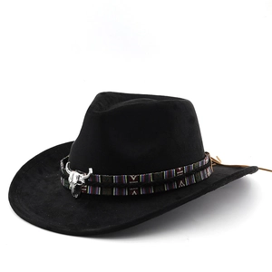 Chapeau de cowboy en feutre noir avec ruban tressé ethnique et ornement de crâne de taureau