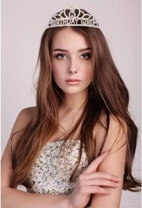 Dettaglio della corona Birthday Girl scintillante in strass indossata da modella