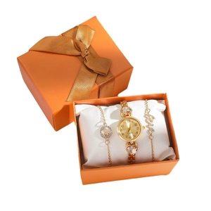 Coffret montre quartz dorée et bracelet cœur pour femme dans un écrin orange