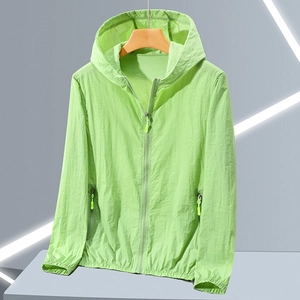 Détail d'une veste de protection solaire vert clair avec capuche et poches zippées