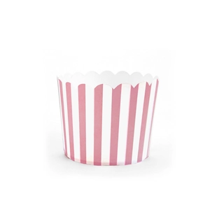 Gros plan de caissettes à muffins à rayures roses et blanches avec bords festonnés