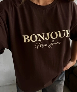 Détail du t-shirt en coton marron café avec imprimé de lettres BONJOUR Mon Amour
