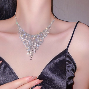 Élégant collier à pampilles argenté avec strass porté par un mannequin de mode de luxe