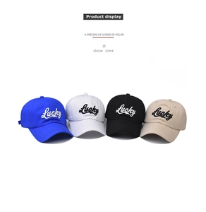 Vue détaillée de la broderie Lucky sur casquettes en coton bleues, blanches, noires et beige
