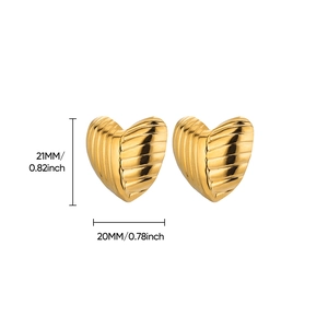Detailed view of gold stainless steel heart stud earrings with dimensions 21x20mm
