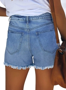 Détail du short en jean bleu clair taille haute avec bords effilochés et poches arrière