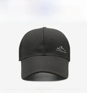 Détail d'une casquette trucker noire avec maille respirante et logo de montagne imprimé