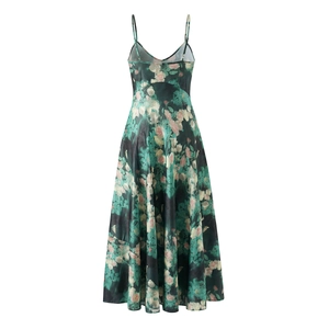 Robe nuisette en satin vert foncé à imprimé floral rose avec fines bretelles v