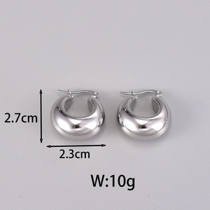 Détail créoles épaisses en argent poli avec dimensions 2,7 cm de hauteur et 2,3 cm de largeur
