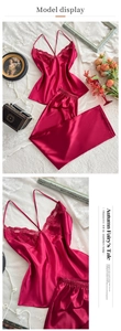 Détail d'un ensemble pyjama en satin rouge foncé avec dentelle et fines bretelles
