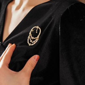 Détail de la broche ovale en or 18 carats avec zircon sur tissu en velours noir