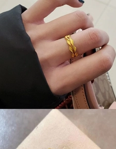 Close-up of 18K gold-plated bow ring with wheat ear texture on female model's finger