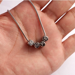 Collier en acier inoxydable argenté avec perles cylindriques et gravure HOPE sur la main