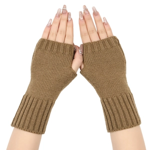 Primer plano de guantes de punto marrón sin dedos que muestra la textura de punto fino
