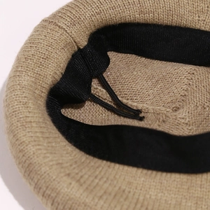 Béret en tricot kaki avec bandeau de sudation noir et cordons de serrage élastiques