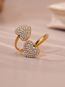 Vista macro dell'anello a cuore placcato oro 18K con pavé di scintillanti zirconi