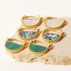 Vintage gouden D-vormige oorbellen met parelmoer, abalone schelp en groen malachiet