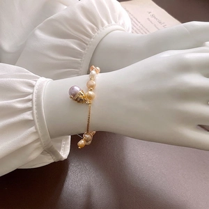 Bracelet élégant en perles multicolores avec pendentif chat de la chance doré