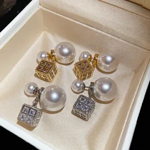 Quadratische Zirkon-Anhänger-Perlenohrringe in Gold und Silber auf Seidenstoff