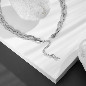 Dettaglio di collana a tripla catena serpente piatta argentata con chiusura a moschettone