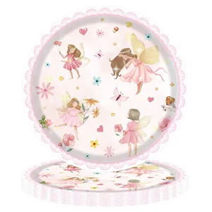 Détail d'assiettes en carton jetables sur le thème des fées avec bords en dentelle
