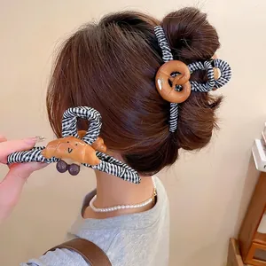 Grande Pince À Cheveux Gingham Tissu Avec Breloques En Résine Croissant Pretzel Mignon Visage Souriant Pince Requin
