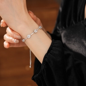 Nahaufnahme eines verstellbaren Silberarmbands mit Zirkoniasteinen am Handgelenk