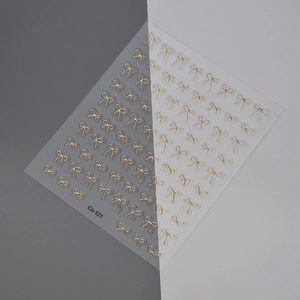 Détail des stickers d'ongles nœuds dorés Co-121 avec design papillon 3D minimaliste
