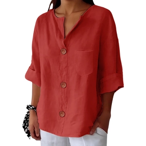 Dettaglio di camicia rossa in cotone lino con scollo a V, bottoni e taschino sul petto