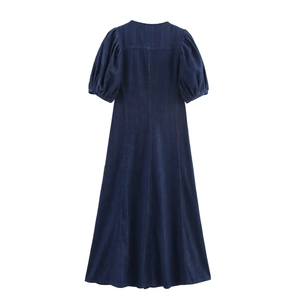 Dunkelblaues Jeans-Maxikleid mit kurzen Puffärmeln und A-Linien-Silhouette auf weißem Grund