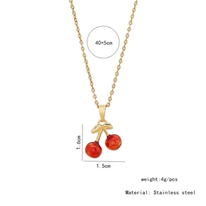Détails du collier cerise rouge indiquant les dimensions 1,6x1,5cm et la chaîne de 45cm