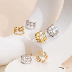 Hollow chain design stainless steel open rings in gold and silver on a white stand