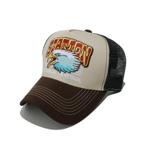 Détail de la broderie aigle et du panneau en filet sur la casquette de baseball trucker