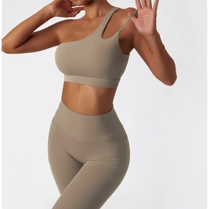 Détail de la brassière de sport kaki à une épaule et du legging taille haute avec poches