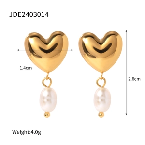Détails des boucles d'oreilles cœur en or 18k avec perles blanches et dimensions