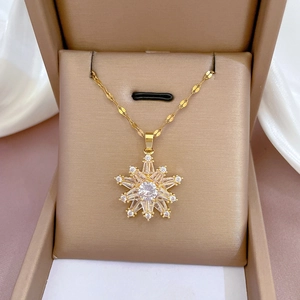 Collier luxueux en titane doré avec pendentif étoile et zircons sur fond de soie douce