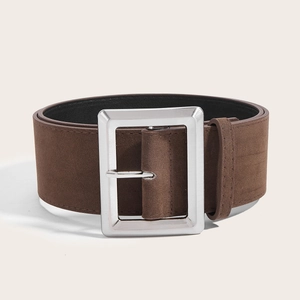 Large ceinture marron vintage avec boucle rectangulaire argentée sur fond beige clair