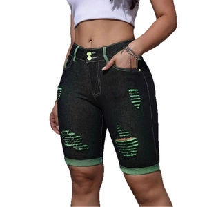 Damen-Denim-Shorts in Schwarz mit modischen grünen Rissen im Distressed-Look