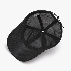 Vue interne d'une casquette de baseball noire en maille respirante avec sangle ajustable