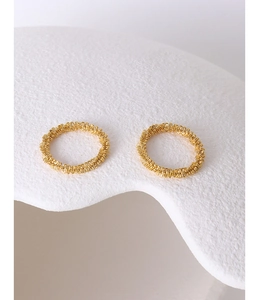 Détails de bagues en titane plaqué or 18 carats avec texture métallique tissée en spirale